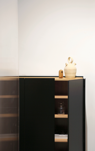 MUEBLE AUXILIAR ARISTA NEGRO CON 3PUERTAS Y BOTELLERO