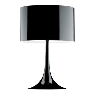 <p>Lámpara de mesa, diseño, pie negro mate, pantalla negra. Interior de la pantalla blanco.</p> Grupo sdm JULIO